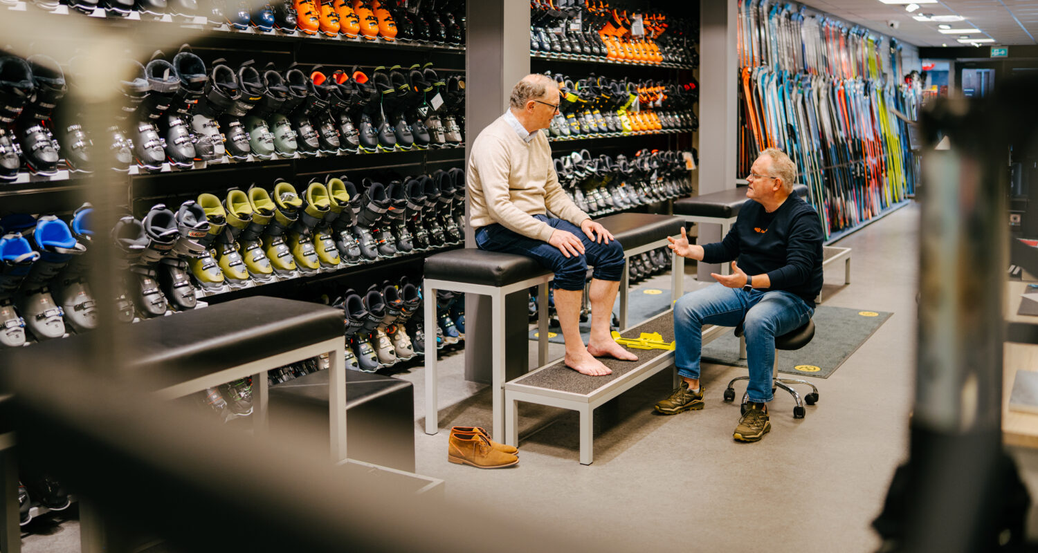 Man pratend met klant Feetlab