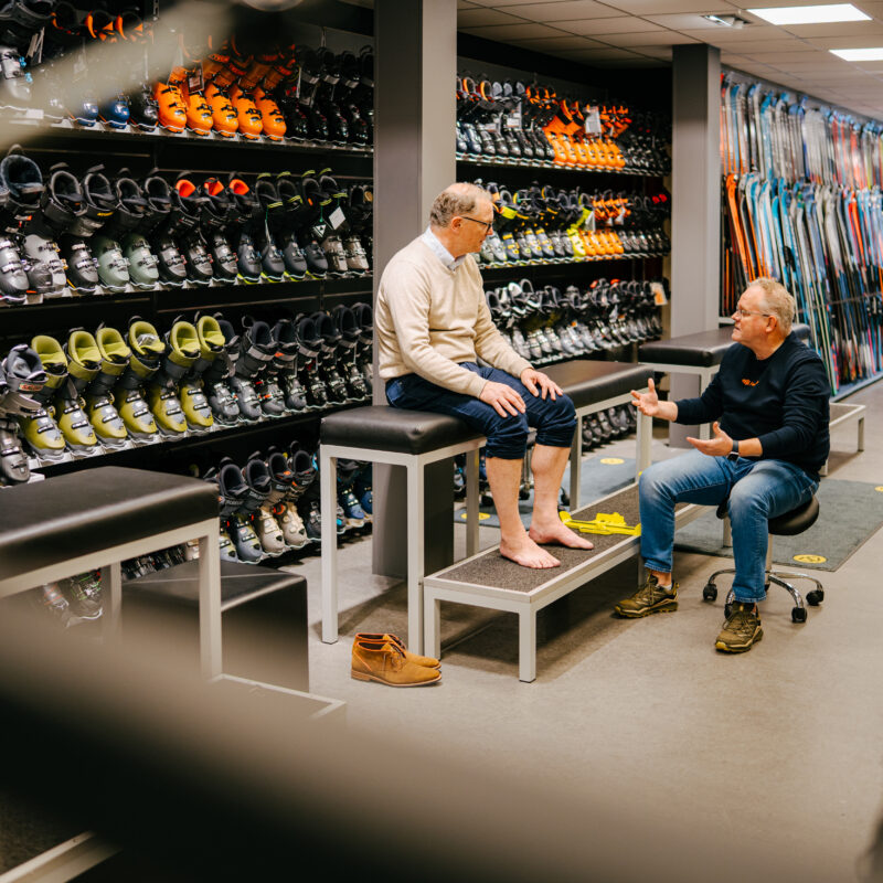 Man pratend met klant Feetlab