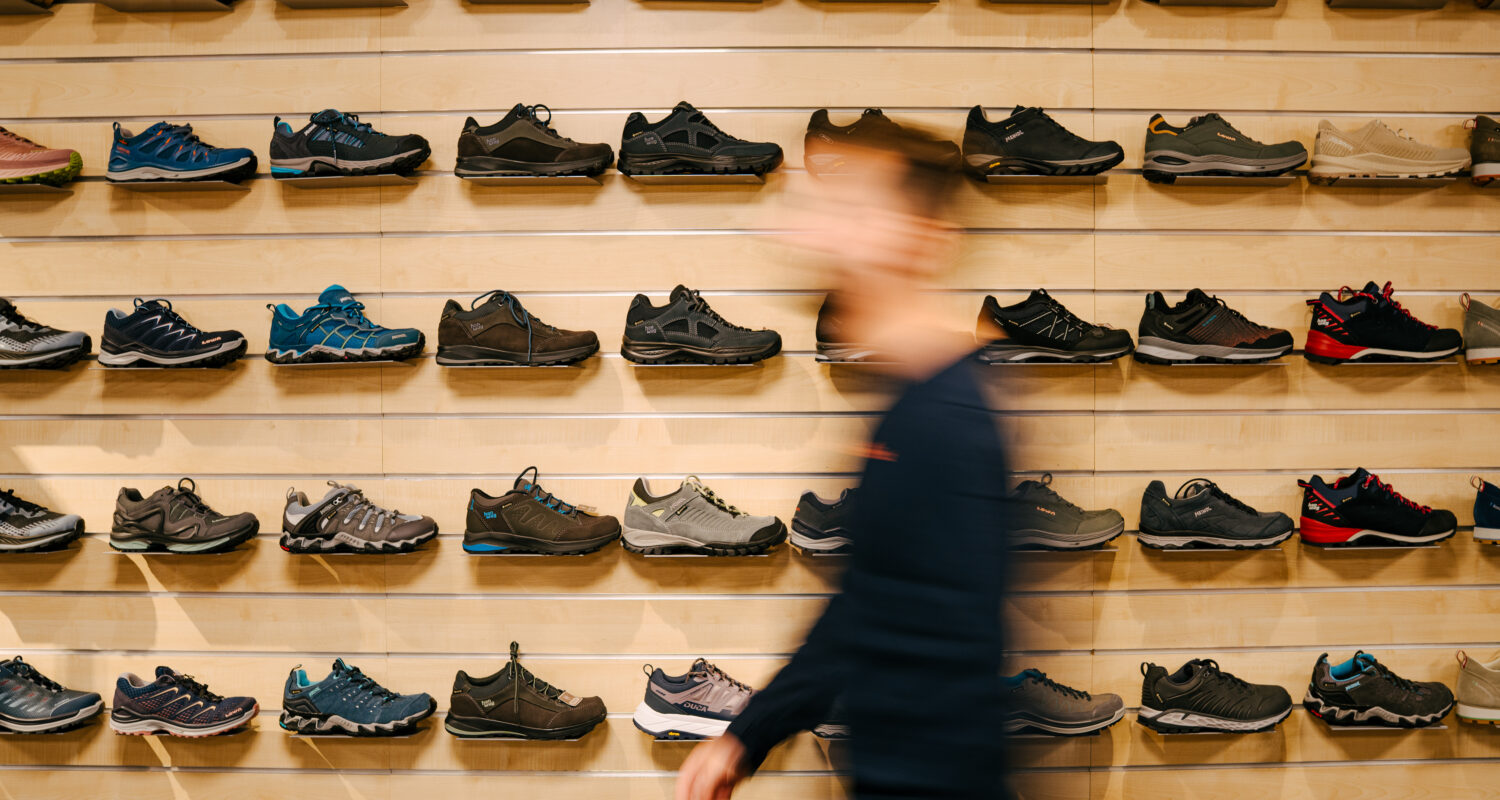 wand met wandelschoenen