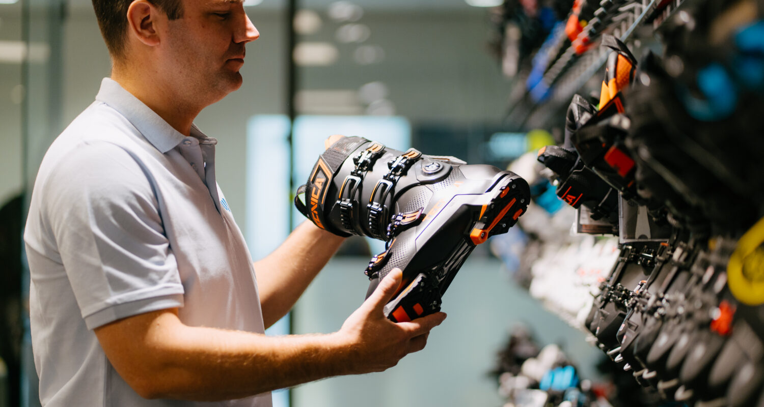 medewerker met skischoen