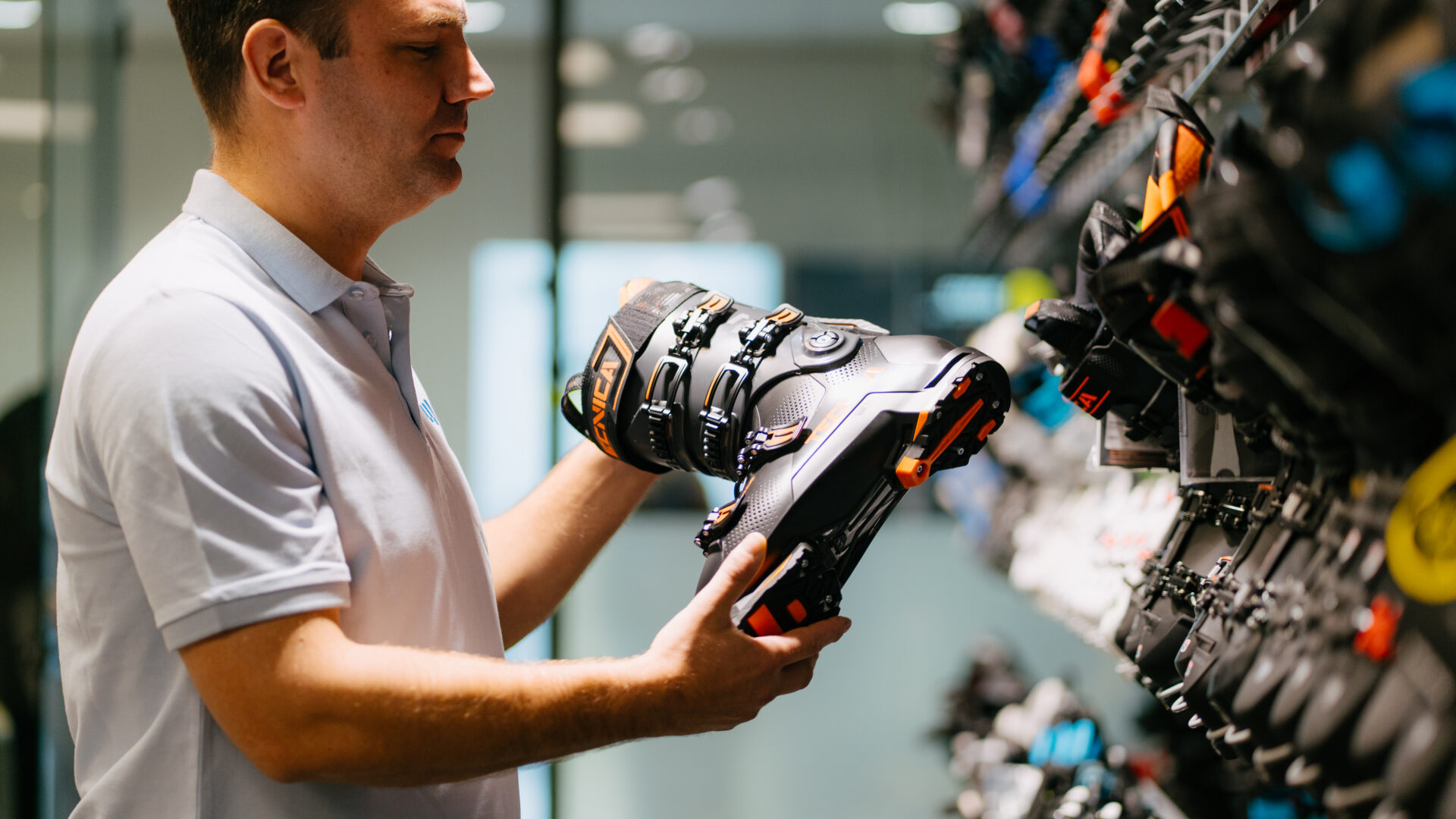 medewerker met skischoen