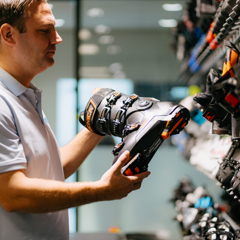 medewerker met skischoen