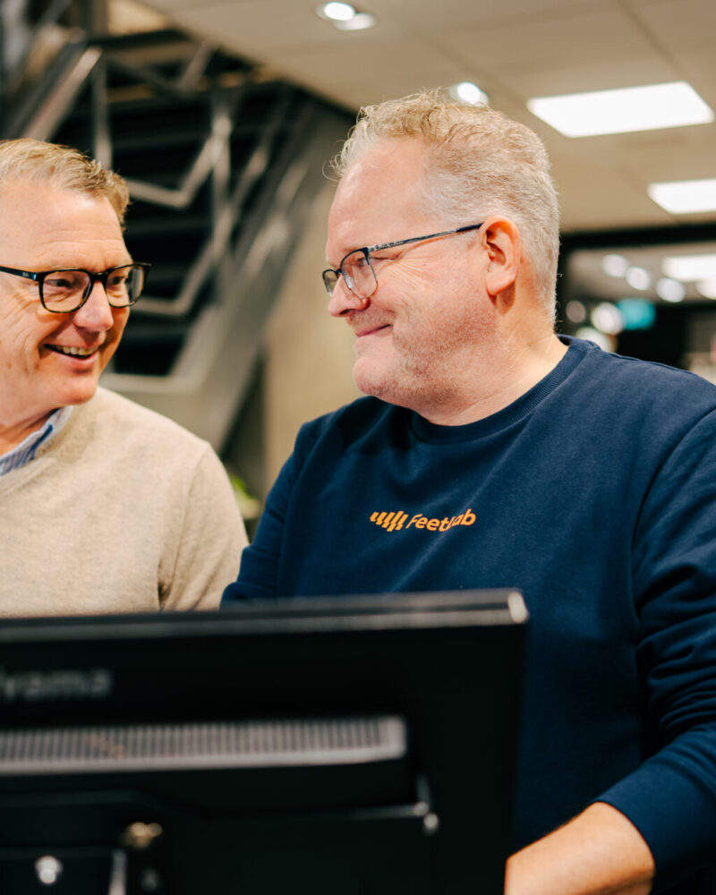 medewerker met klant in winkel