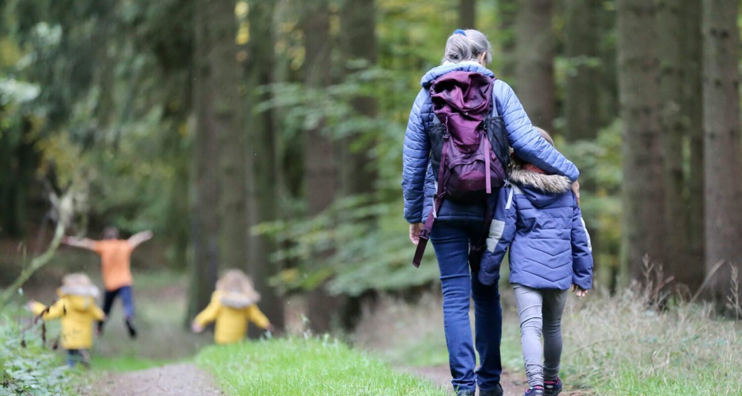 moeder en kind wandelen in het bos