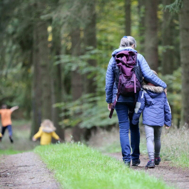 moeder en kind wandelen in het bos